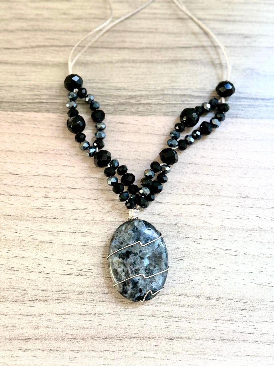 Eleganz in schwarzer Labradorit-Halskette