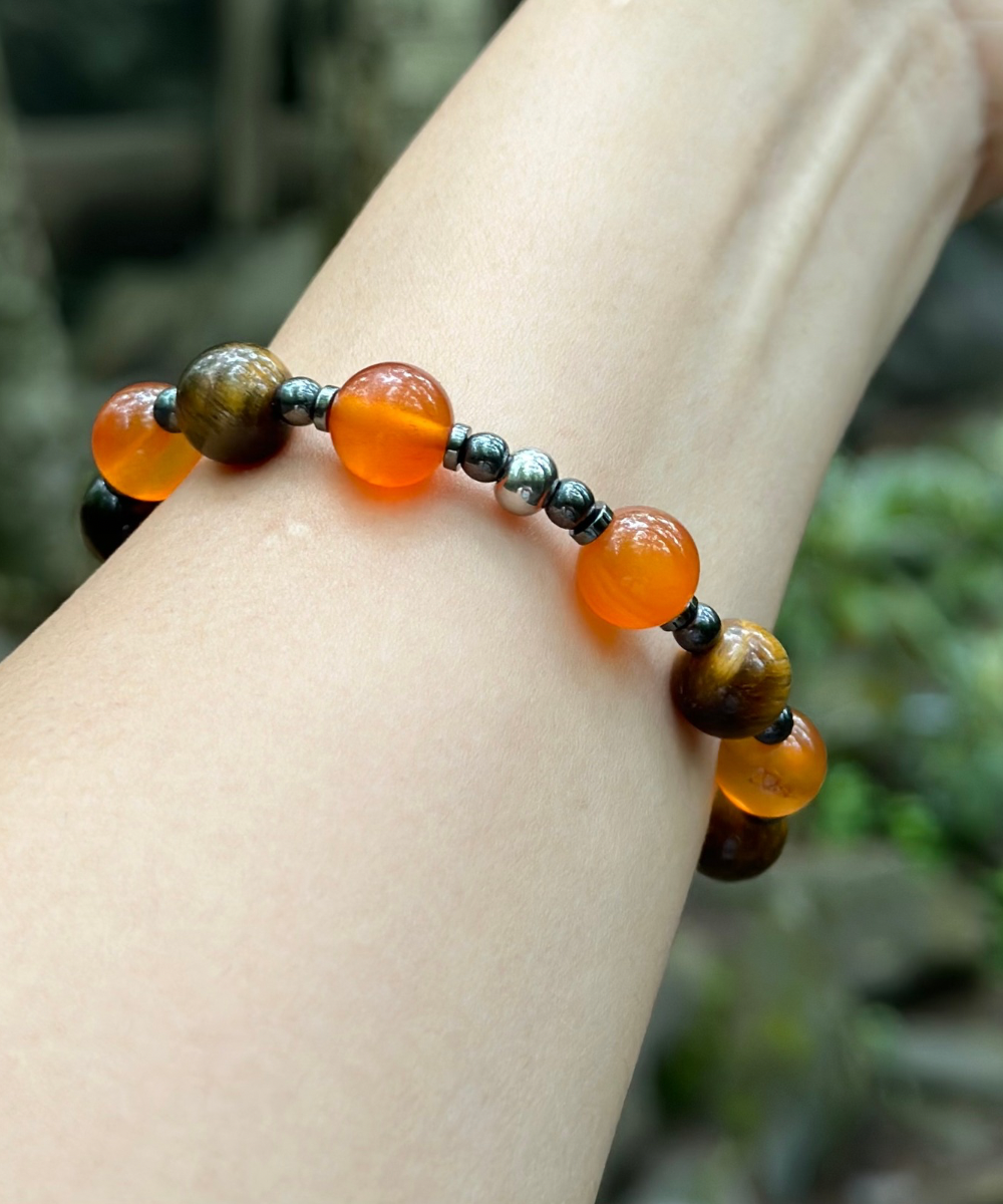 Armband aus orangefarbenem Achat und Tigerauge