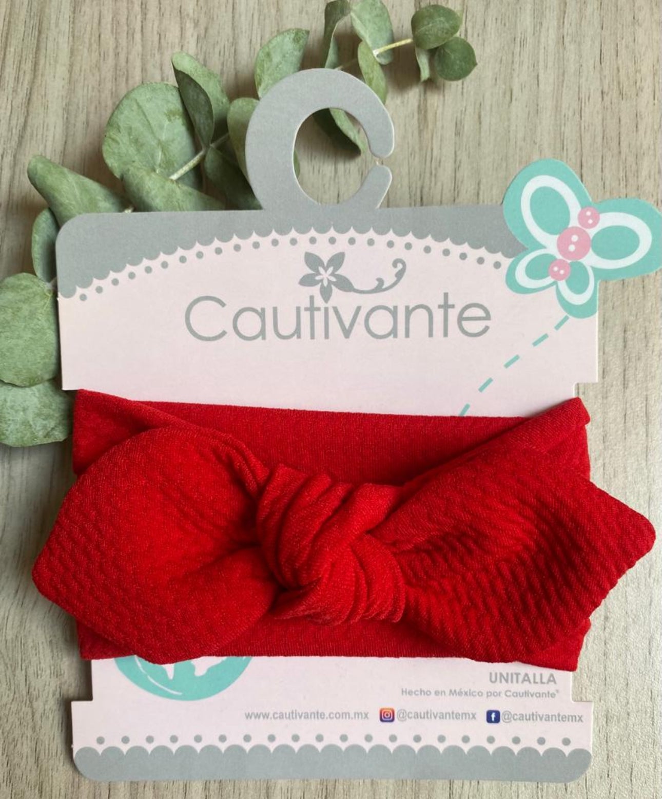 Baby mit rotem Haarband mit Knoten und Schleife
