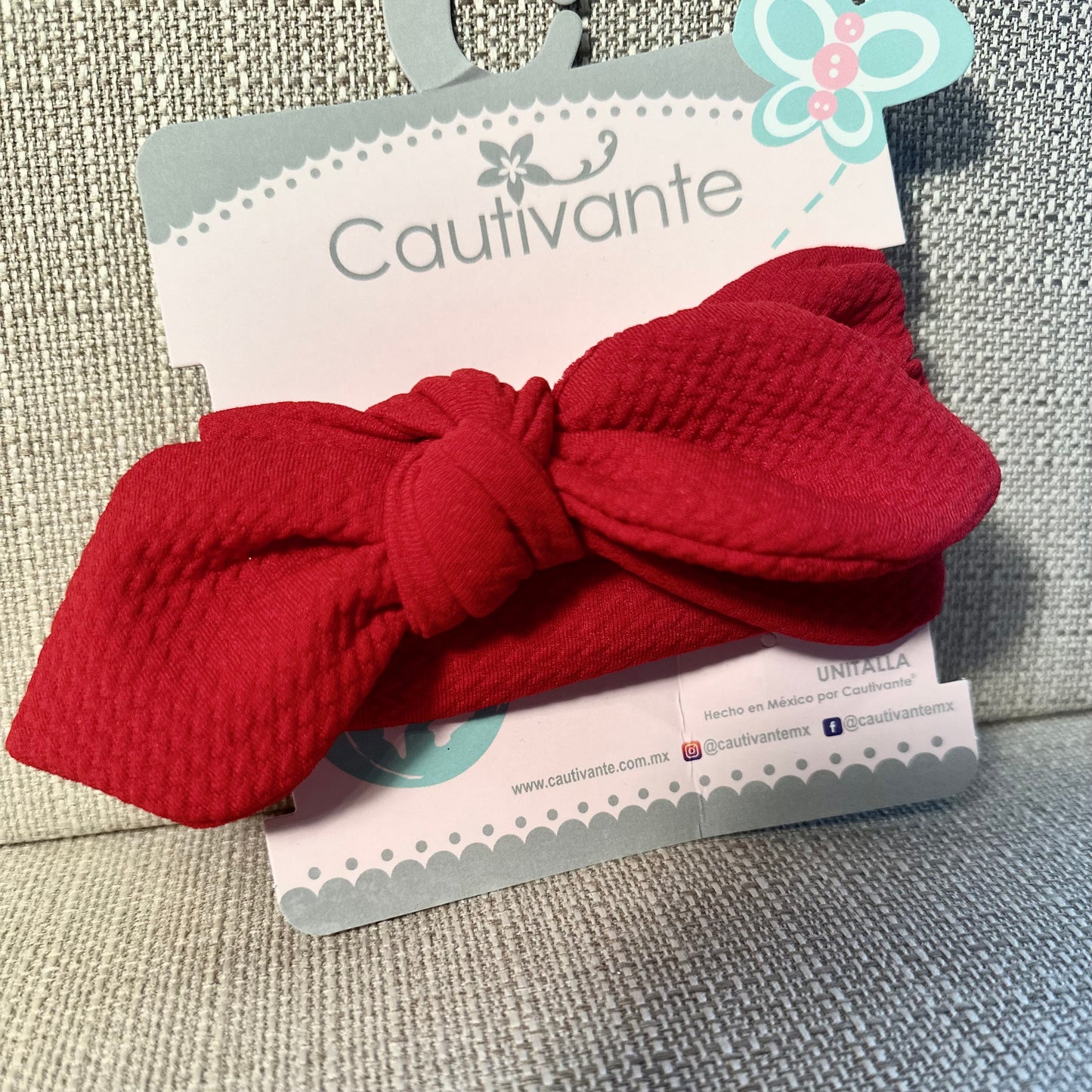 Baby mit rotem Haarband mit Knoten und Schleife