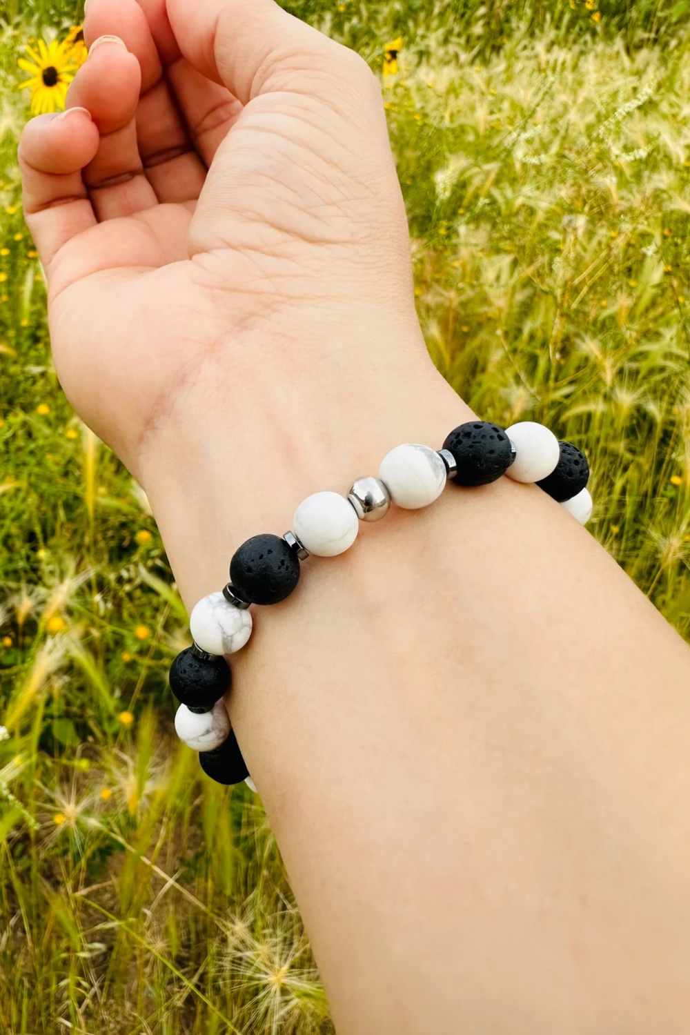 Schwarzes und weißes Howlith-Lava-Armband