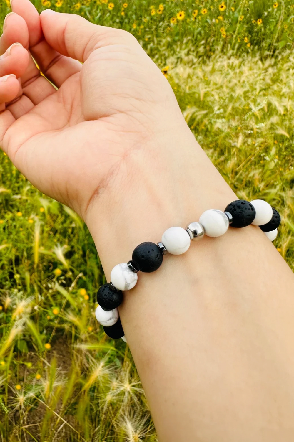 Schwarzes und weißes Howlith-Lava-Armband