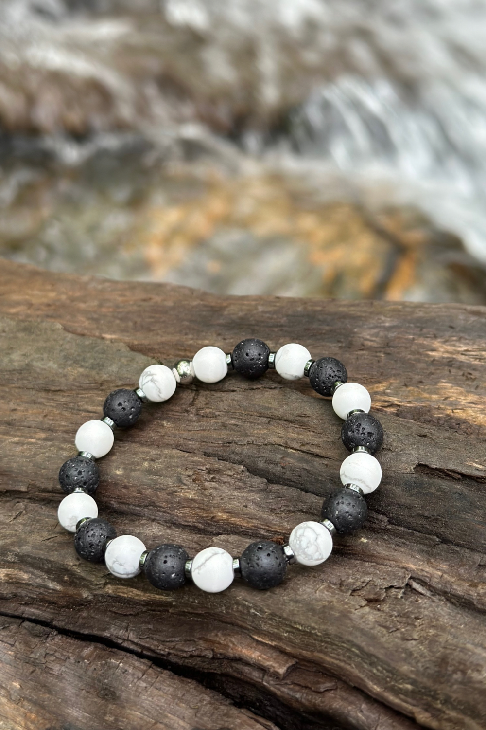 Schwarzes und weißes Howlith-Lava-Armband